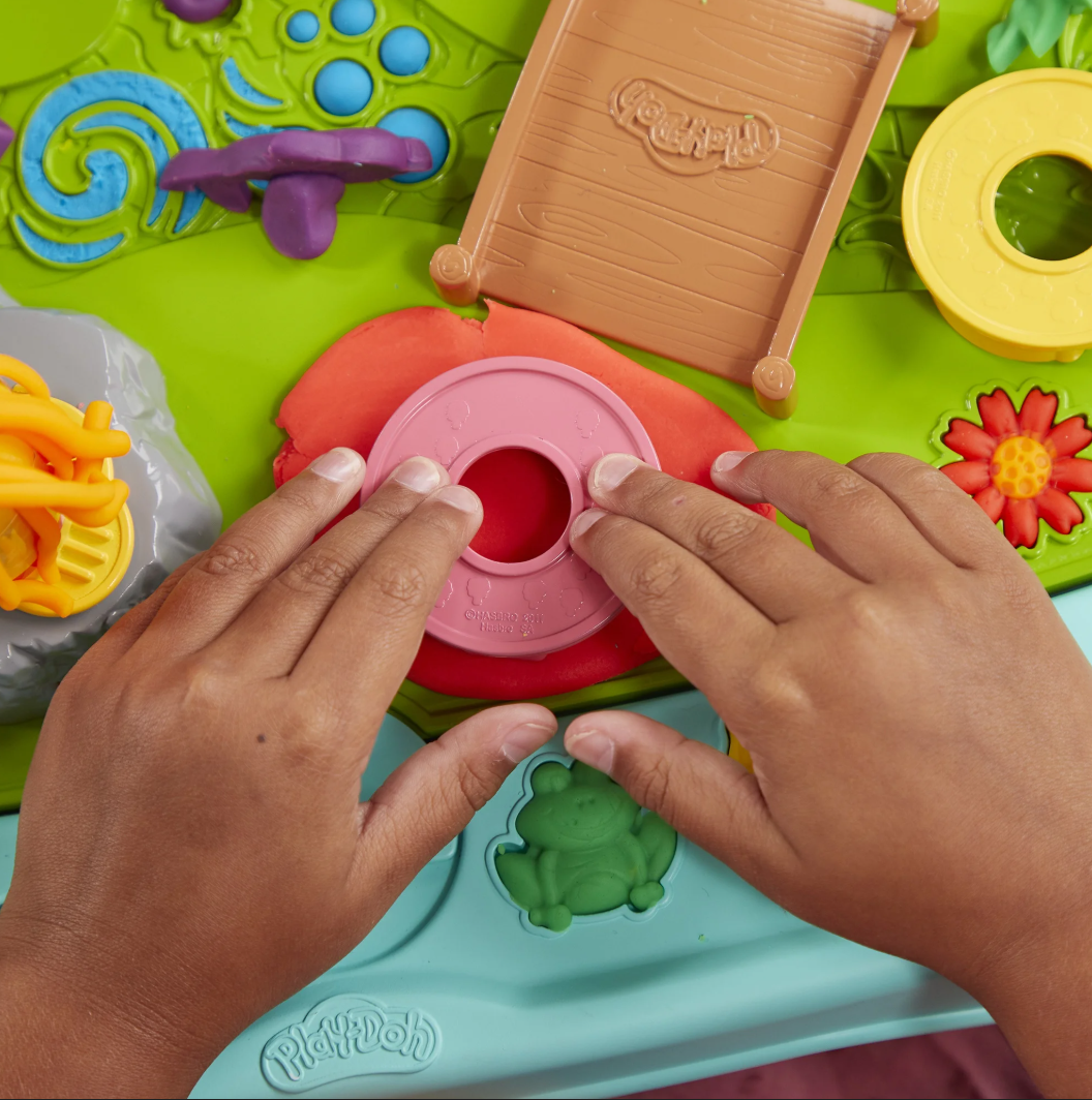 Play-Doh Mesa de Actividades para Estación Inicial de Creatividad Todo en uno